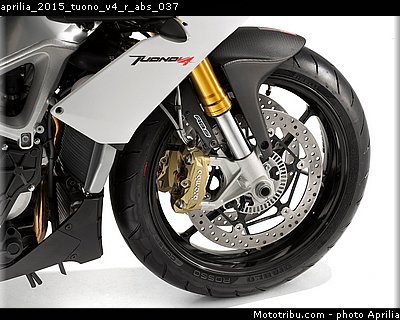 aprilia_2015_tuono_v4_r_abs_037.jpg