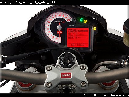 aprilia_2015_tuono_v4_r_abs_038.jpg