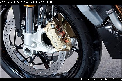 aprilia_2015_tuono_v4_r_abs_040.jpg