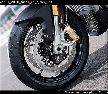 aprilia_2015_tuono_v4_r_abs_041.jpg