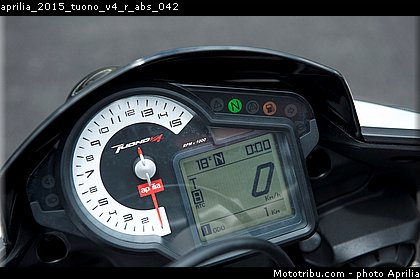 aprilia_2015_tuono_v4_r_abs_042.jpg