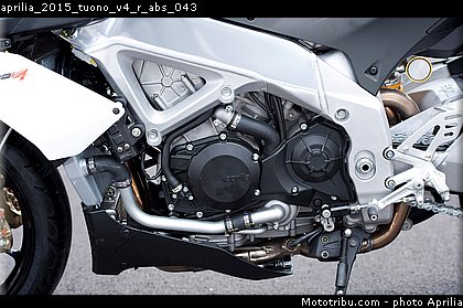 aprilia_2015_tuono_v4_r_abs_043.jpg