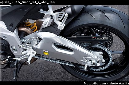 aprilia_2015_tuono_v4_r_abs_044.jpg