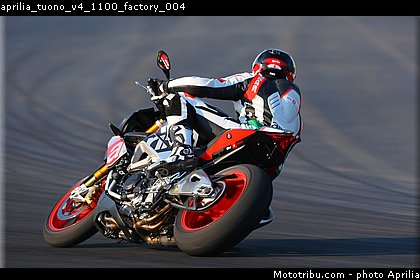 aprilia_tuono_v4_1100_factory_004.jpg