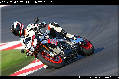 aprilia_tuono_v4_1100_factory_005.jpg