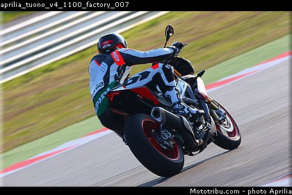 aprilia_tuono_v4_1100_factory_007.jpg