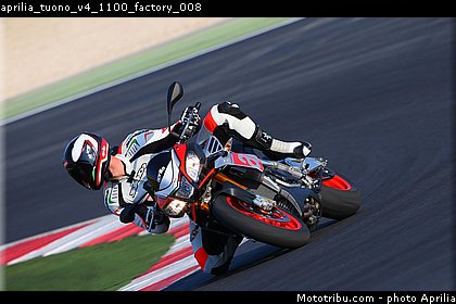 aprilia_tuono_v4_1100_factory_008.jpg