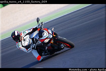 aprilia_tuono_v4_1100_factory_009.jpg