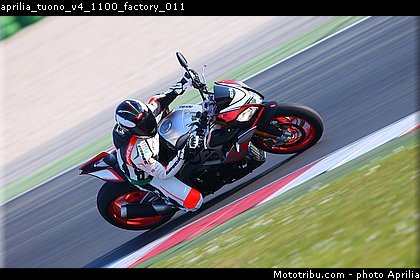 aprilia_tuono_v4_1100_factory_011.jpg