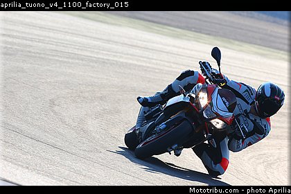 aprilia_tuono_v4_1100_factory_015.jpg