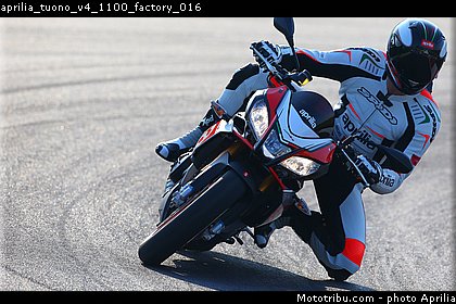aprilia_tuono_v4_1100_factory_016.jpg