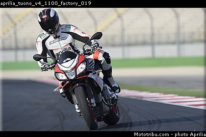 aprilia_tuono_v4_1100_factory_019.jpg