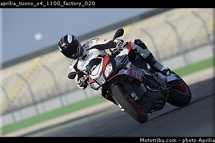aprilia_tuono_v4_1100_factory_020.jpg