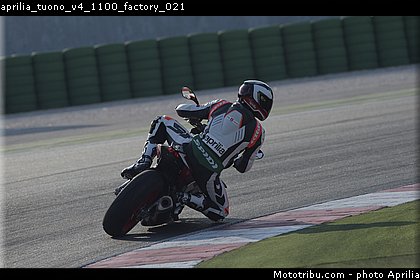 aprilia_tuono_v4_1100_factory_021.jpg