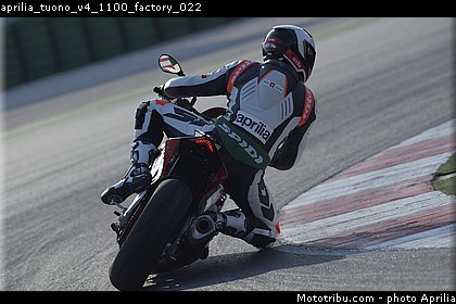 aprilia_tuono_v4_1100_factory_022.jpg