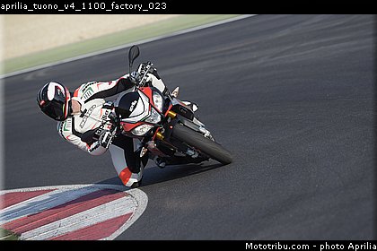 aprilia_tuono_v4_1100_factory_023.jpg