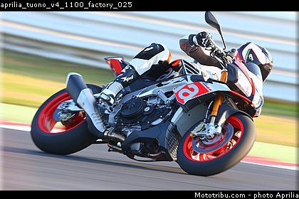 aprilia_tuono_v4_1100_factory_025.jpg