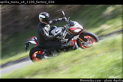 aprilia_tuono_v4_1100_factory_026.jpg