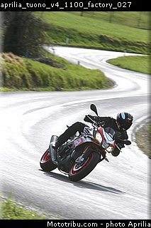aprilia_tuono_v4_1100_factory_027.jpg