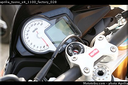 aprilia_tuono_v4_1100_factory_028.jpg
