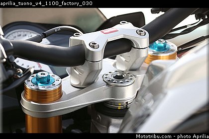 aprilia_tuono_v4_1100_factory_030.jpg
