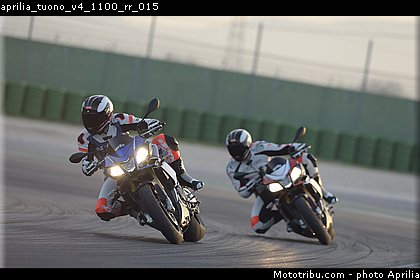 aprilia_tuono_v4_1100_rr_015.jpg