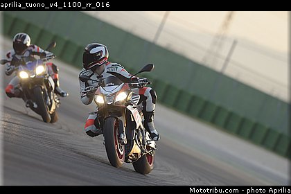 aprilia_tuono_v4_1100_rr_016.jpg