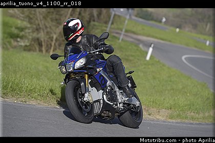 aprilia_tuono_v4_1100_rr_018.jpg