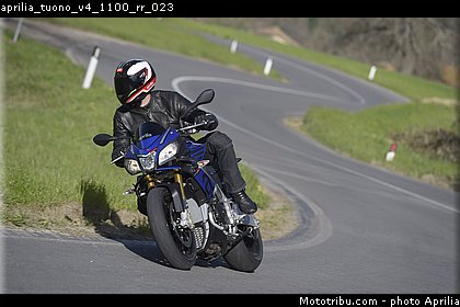 aprilia_tuono_v4_1100_rr_023.jpg