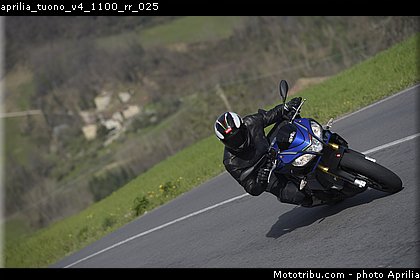 aprilia_tuono_v4_1100_rr_025.jpg