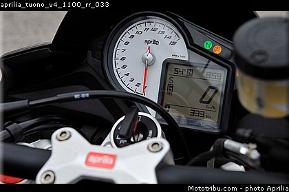 aprilia_tuono_v4_1100_rr_033.jpg