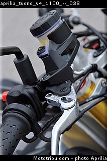 aprilia_tuono_v4_1100_rr_038.jpg