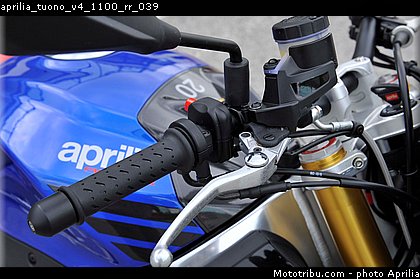 aprilia_tuono_v4_1100_rr_039.jpg