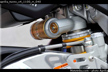aprilia_tuono_v4_1100_rr_040.jpg