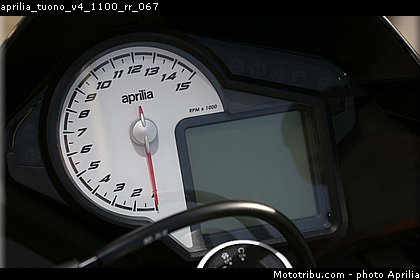 aprilia_tuono_v4_1100_rr_067.jpg