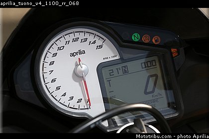 aprilia_tuono_v4_1100_rr_068.jpg