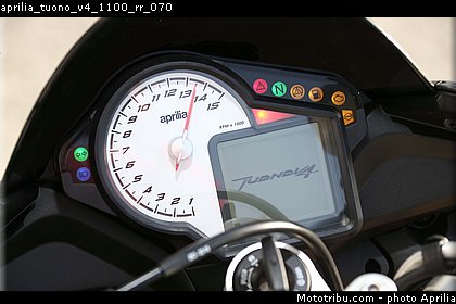 aprilia_tuono_v4_1100_rr_070.jpg