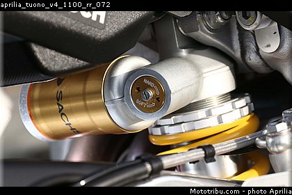 aprilia_tuono_v4_1100_rr_072.jpg