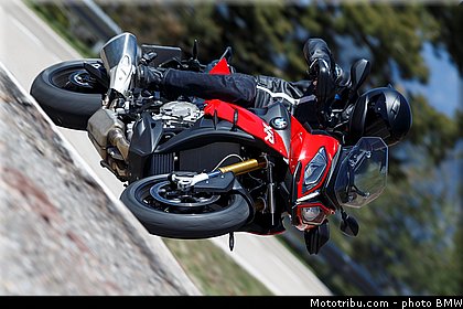 action_003_bmw_2016_s_1000_xr.jpg