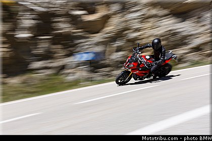 action_038_bmw_2016_s_1000_xr.jpg