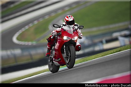 ducati_2014_superbike_899_panigale_0042.jpg