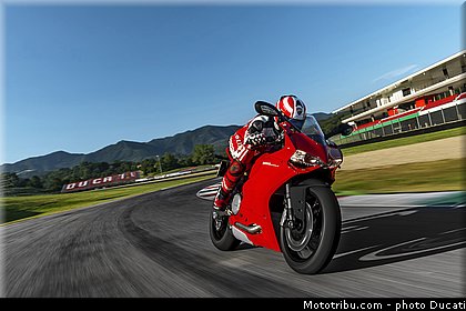 ducati_2014_superbike_899_panigale_0044.jpg