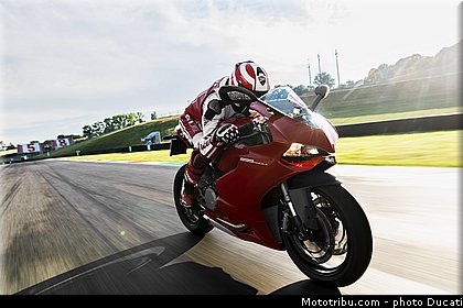 ducati_2014_superbike_899_panigale_0048.jpg