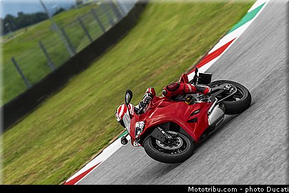 ducati_2014_superbike_899_panigale_0054.jpg