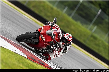 ducati_2014_superbike_899_panigale_0056.jpg