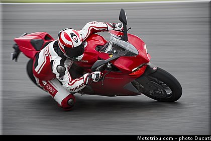 ducati_2014_superbike_899_panigale_0064.jpg