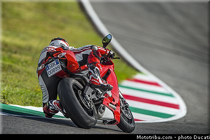 ducati_2014_superbike_899_panigale_0065.jpg