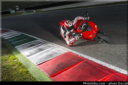 ducati_2014_superbike_899_panigale_0070.jpg