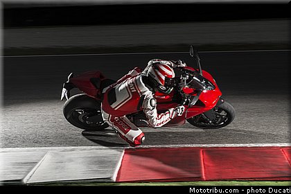 ducati_2014_superbike_899_panigale_0071.jpg