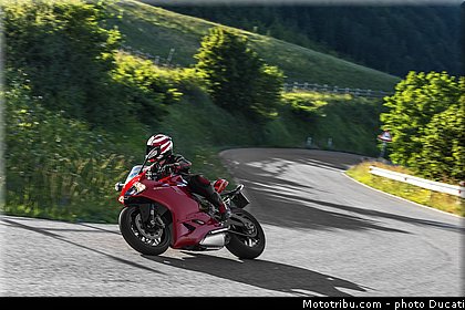 ducati_2014_superbike_899_panigale_0073.jpg
